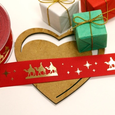 Fita decorativa vermelha com desenhos dourados e pequenas caixas de presente coloridas