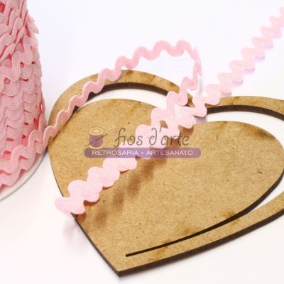 Fita rosa ondulada e base de madeira em forma de coração com texto
