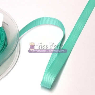 Fita verde água enrolada numa bobina de plástico