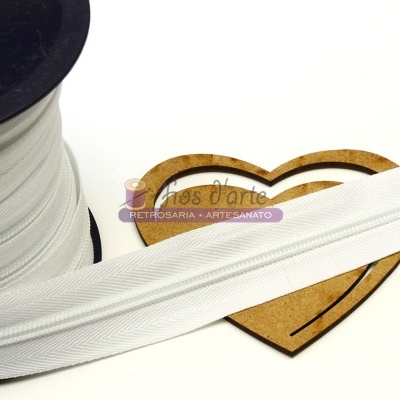 Fita elástica branca enrolada em suporte coração com etiqueta rosd'arte.