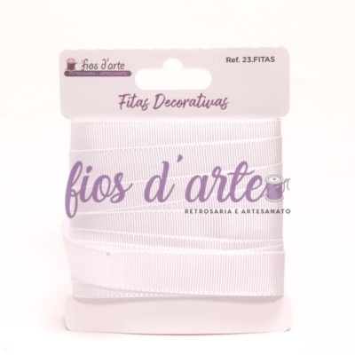 Fita decorativa branca em cartão com texto e fundo branco