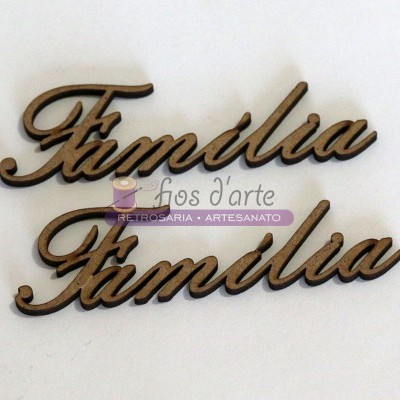 Recortes em madeira com a palavra Família em letras cursivas castanhas