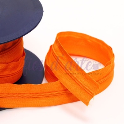 Fita zíper laranja em suporte azul escuro sobre fundo branco