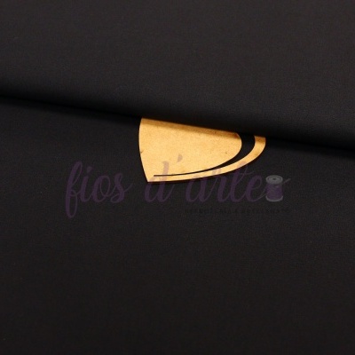 Tecido preto enrolado com cartão castanho