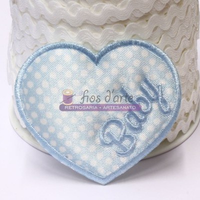 Etiqueta azul clara em forma de coração com bolinhas e bordado 'Baby'