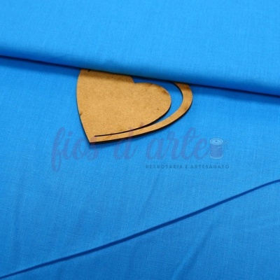 Tecido azul liso com etiqueta de papel em forma de coração e impressão da marca