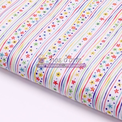 tecido branco com riscas coloridas e flores pequenas multicoloridas