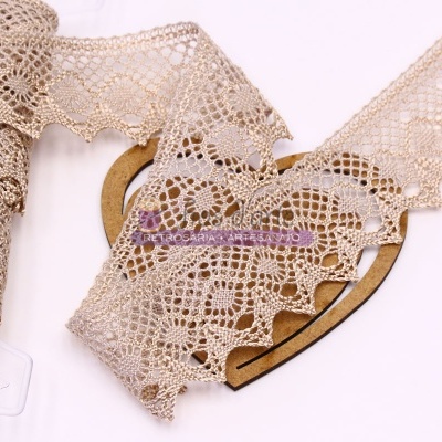 Renda bege em padrão crochê sobre suporte de madeira