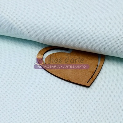 Tecido azul claro com etiqueta de couro castanho em forma de coração