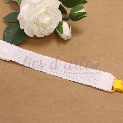 Prendedor de chupeta branco com fecho amarelo e flores brancas