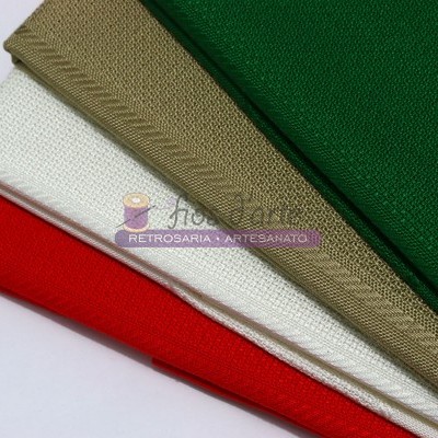 Quatro tecidos de algodão coloridos empilhados com etiqueta RETROSARIA ARTESANATO