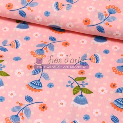 tecido rosa claro com padrão floral colorido e etiqueta central