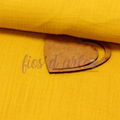 Tecido amarelo com etiqueta castanha em forma de coração