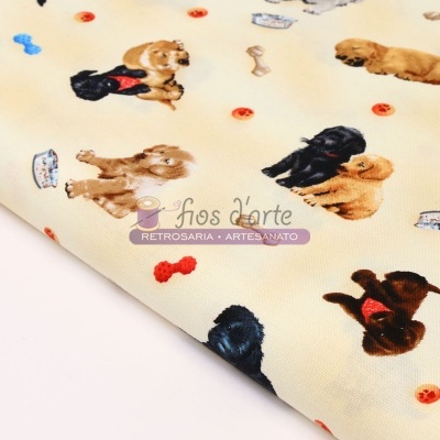 Tecido creme com padrão de cães e acessórios coloridos e etiqueta da marca