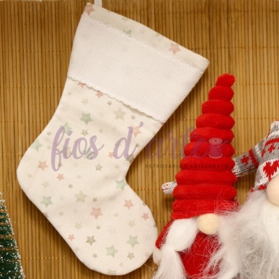 Meia de Natal branca com estrelas e bonecos gnomos ao lado