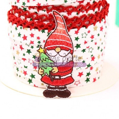 Fita decorativa branca com estrelas coloridas e duende bordado natalino.