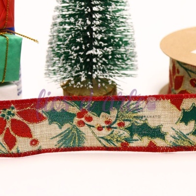 Fita de Natal com padrão de azevinho e folhas verdes, bordas vermelhas, mini árvore de Natal e caixas de presente coloridas