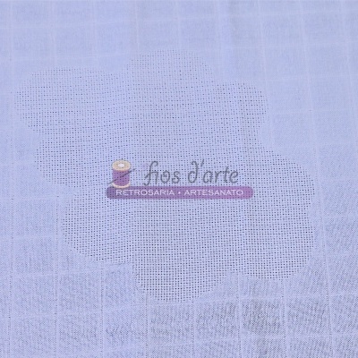 tule branco com padrão quadriculado e figura de urso em tule com etiqueta 'fios d'arte'