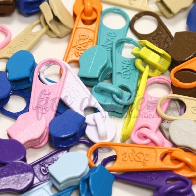 Puxadores de zíper coloridos de plástico variados