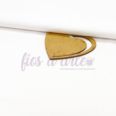 Rolo de tecido branco com coração em madeira sobre fundo branco com texto