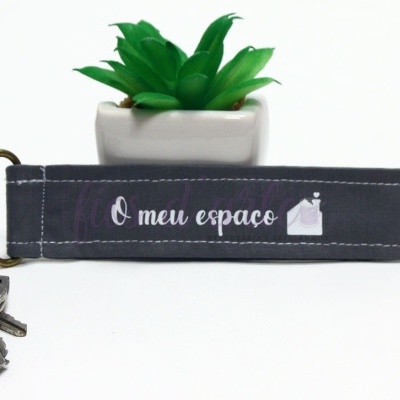 Chaveiro cinza com texto 