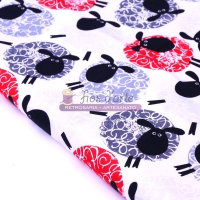 Tecido branco com padrão de ovelhas vermelhas, cinzas e pretas com detalhes decorativos