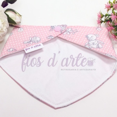 Bandana para bebé cor-de-rosa com padrão de ursinhos e flores