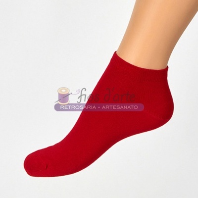 Meia curta vermelha em pé humano com fundo branco