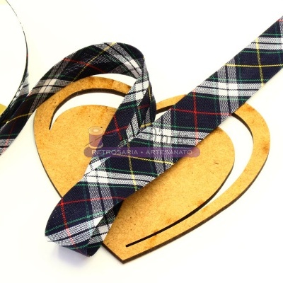 Fita decorativa xadrez enrolada em cartão sobre fundo branco