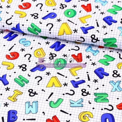 Tecido branco com letras coloridas e símbolos sobre fundo quadriculado
