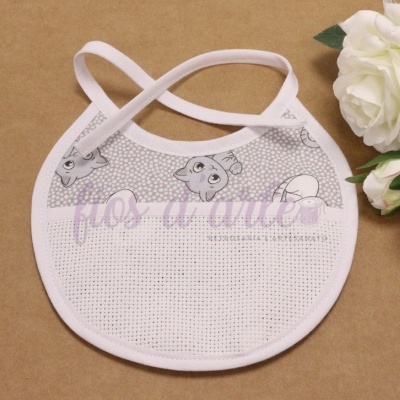 Babete redondo branco com estampa de gato cinzento e tecido ponto cruz