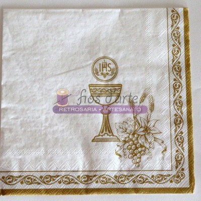 Guardanapo de papel branco com desenho dourado de cálice, uvas, trigo e letras IHS