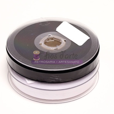 Duas bobinas de fita de cetim preta e branca empilhadas