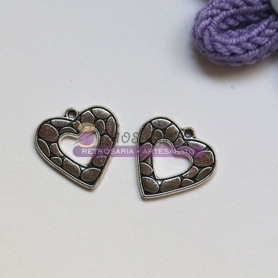 Pendentes metálicos em forma de coração com padrão de pedras e flor roxa de croché