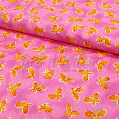 tecido rosa com borboletas laranjas desenhadas