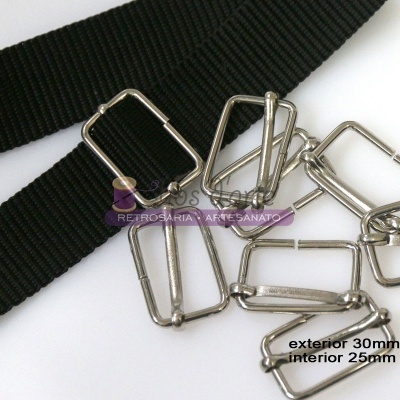 Fivelas metálicas prateadas e fita preta com texto de medidas