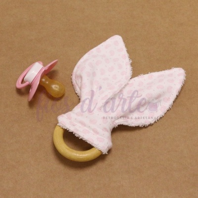 Chupeta rosa e mordedor de madeira com tecido rosa claro