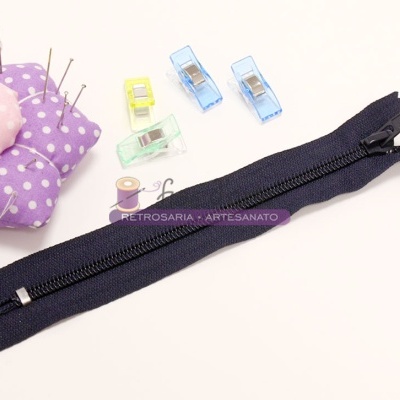 Fecho éclair preto com alfineteiro flor e presilhas coloridas