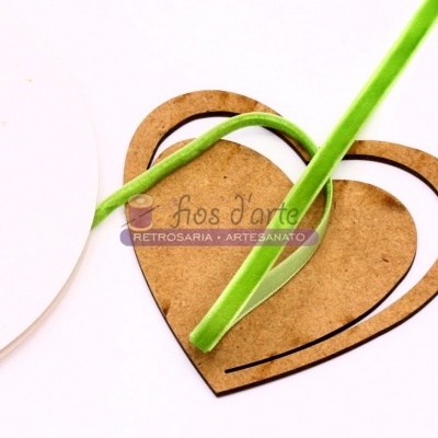 Corações em cortiça com fio verde de veludo e círculo branco