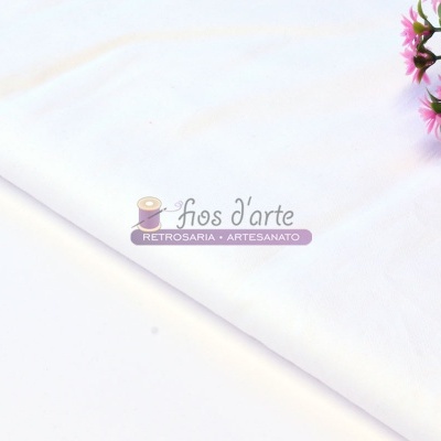 Tecido branco liso com logotipo Fios d'arte e flores cor-de-rosa