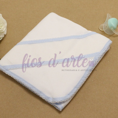 Fralda branca com bordas azuis, flor branca e chupeta azul