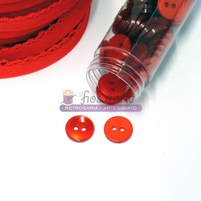 Botões vermelhos redondos com dois orifícios, tubo plástico transparente e rolos de fita vermelha