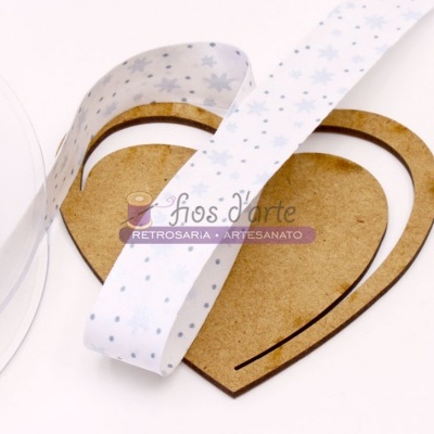 Fita branca com estrelas cinza sobre cartão em forma de coração