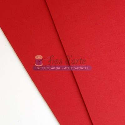 tecido vermelho liso com texto impresso e fundo branco