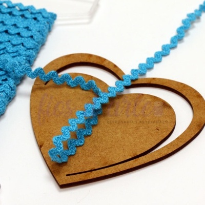 Fitas de cetim azul zig-zag sobre suporte de madeira em forma de coração