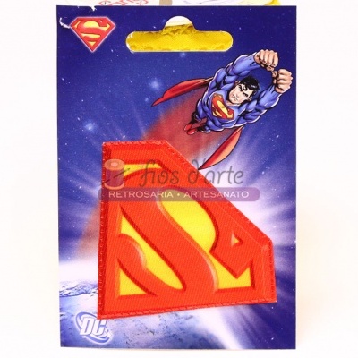 Aplicação de tecido com símbolo do Super-Homem em embalagem azul com ilustração do herói voando