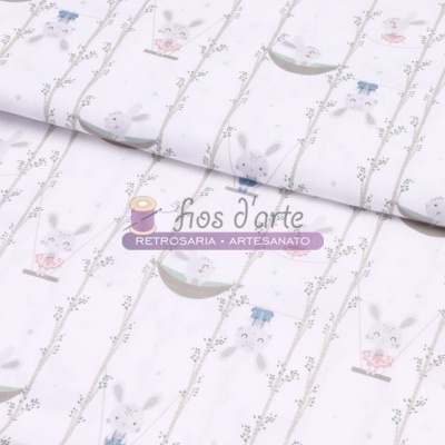 Tecido branco com padrão de coelhos e galhos finos em tons pastel