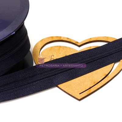 Fita zíper azul escuro sobre suporte de madeira em forma de coração