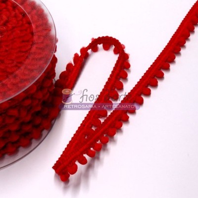 Fio de pompom vermelho em bobina transparente com etiqueta sobre fundo branco