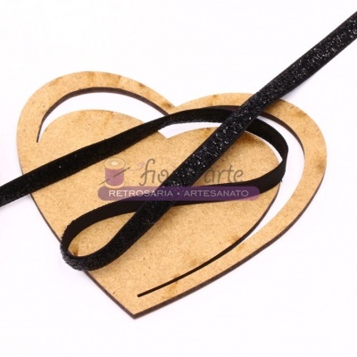 Fita preta aveludada enrolada num suporte de madeira em forma de coração